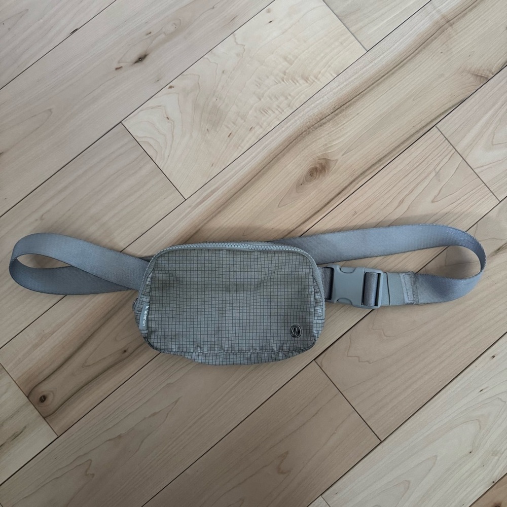 Lululemon Athletica Gray‎ Belt Bag